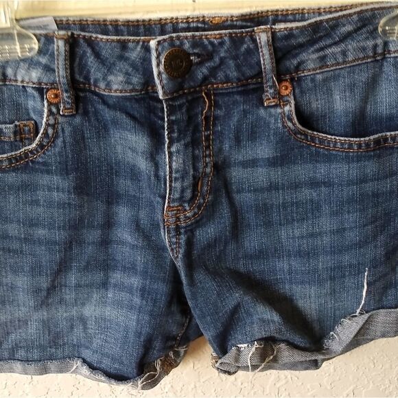 Get Your Legs Ready for Summer: Aeropostale Jeanshorts with Sewn Cuff in Size 4! - Picture 1 of 7
